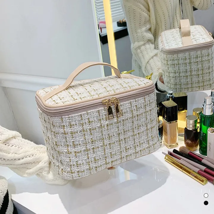 Large%20Capacity%20Cosmetic%20Bag%20with%20Zipper%20Closure%20Makeup%20Bag%20Durable%20Polyester%20Vanity%20Bag%20Portable%20Toiletry%20Bag%20-%20Image%202