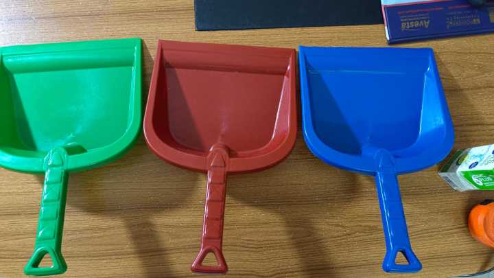 Plastic Shovel For Cleaning Room, Garden etc 3 piece ( Plastic balcha)