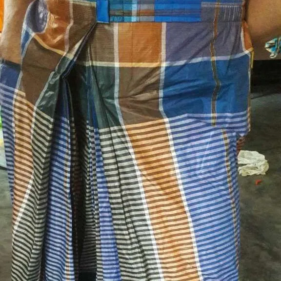 Pocket%20Lungi%20-%20SR%20Tarun%20Lungi%20-%20100%25%20cotton%20-%20Exclusive%20Design%20-%20Paka%20Rong%20-%20Selai%20Kora%20-%20Stitched%20-%20Lungi%20For%20Men%20-%205.5%20Hand%20Lungi%20-%20Image%206