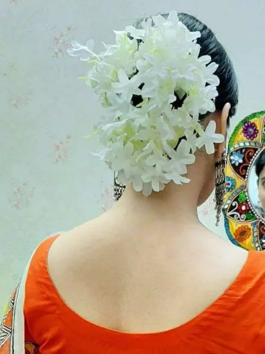 1%20stick%20white%20Hair%20accessories%20rose%20flower%20gajra%20-%20Image%203