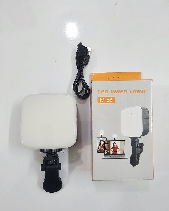 M88%20Handheld%20LED%20Video%20Light%20Rechargable%20-%20Image%207