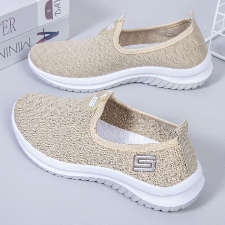 2022 new old Beijing cloth shoes, women's soft soles, foreign trade, one foot flying, weaving, breathable mother shoes, middle-aged and elderly walking shoes