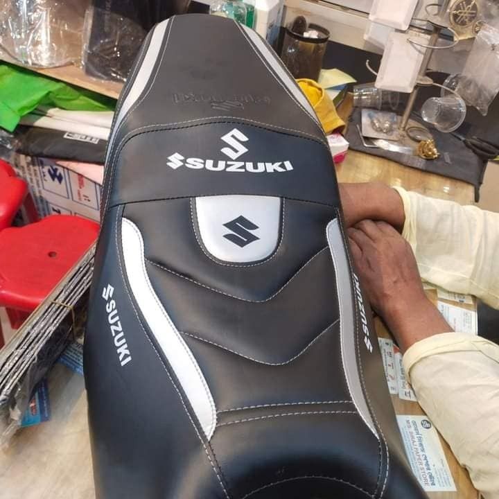 Suzuki%20gixxer%20monotone%20silver%20CLOUR%20%20modified%20seat%20cover%20-%20Image%203