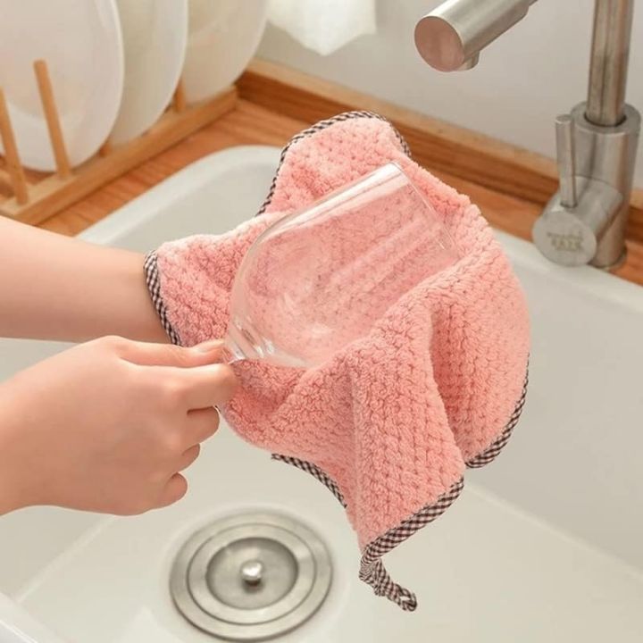 Kitchen%20Supplies%20Absorbent%20Hanging%20Towel%20Coral%20Fleece%20Tea%20Towel%20Microfiber%20Cleaning%20Towel%20-%20Image%207