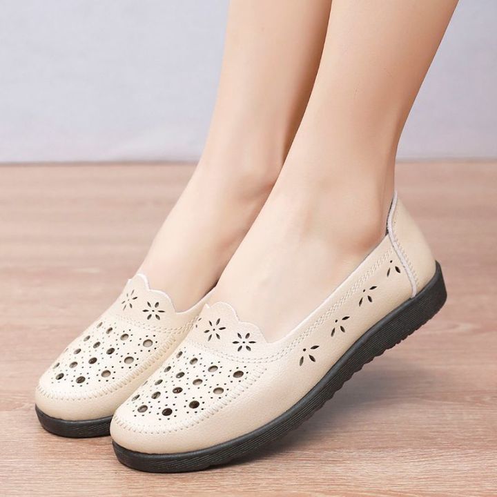 Summer New Middle-Aged and Elderly Leather Shoes Comfortable and Non-Slip Sandals Women's Soft Leather Hollow out Breathable Coros Shoes Soft Bottom Mom Shoes