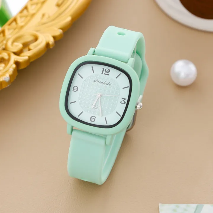 %E3%80%90Surprise%20Price%E3%80%91Minimalist%20Chic%20Square%20Women's%20Watch%20-%20Student%20Retro%20Style,%20Versatile%20Small%20Dial,%20Silicone%20Strap%20Quartz%20Watch%20for%20Women%20-%20Image%202