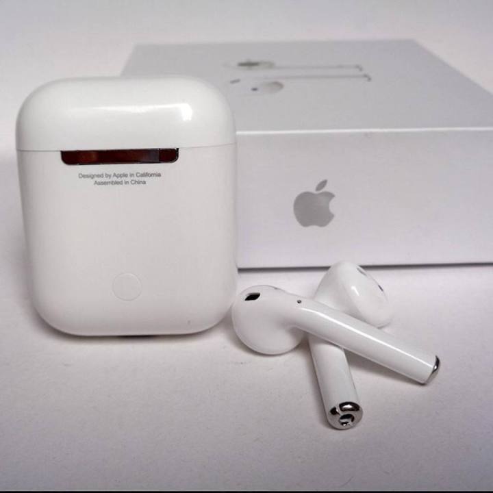 Apple AirPods with Wireless Charging Case