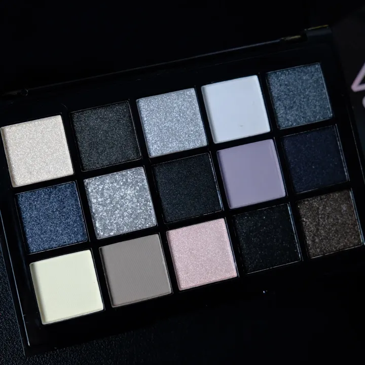 Black%20Smokey%20Eyeshadow%20Palette,%2015%20Colors%20,Punk%20Style,Neutral%20Eye%20Make%20up,%20Shimmer%20Pearly%20Sequin%20Eyeshadow%20-%20Image%207