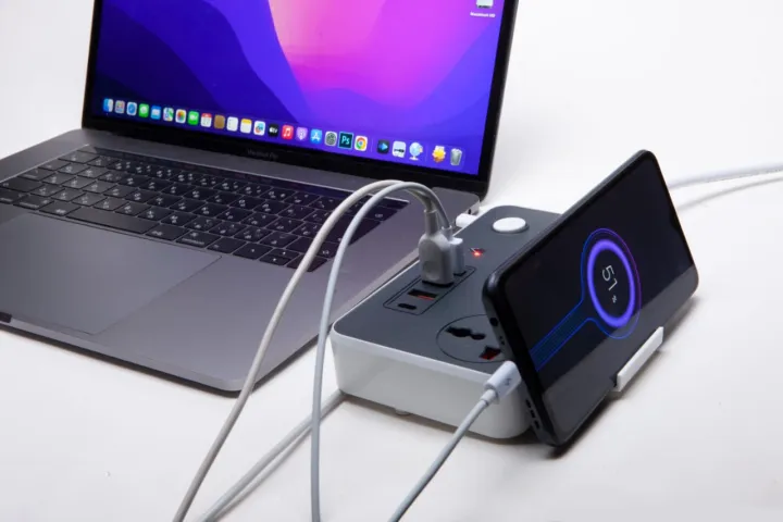 Maxline%20ML-804%20Multiplug%203%20Ways%20Power%20Socket%20And%204USB%20Port%20(%20PD%20+%20QC%203.0%20Fast%20Charging%20)%20With%20Adjust%202%20Mobile%20Stand%202%20Yard/%206%20Feet%20Cable%20-%20Image%203