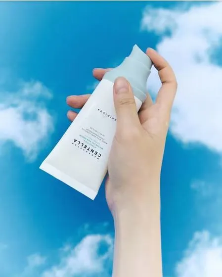 SKIN1004%20-%20Madagascar%20Centella%20Hyalu%20Cica%20Water%20Fit%20Sun%20Serum%20SPF50+++%2050ml%20-%20Image%207