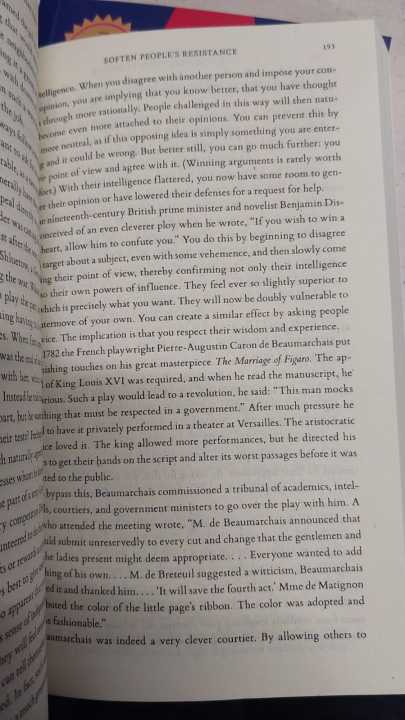 The%20Art%20of%20Seduction%20by%20Robert%20Greene%20-%20Paperback%20-%20Image%206