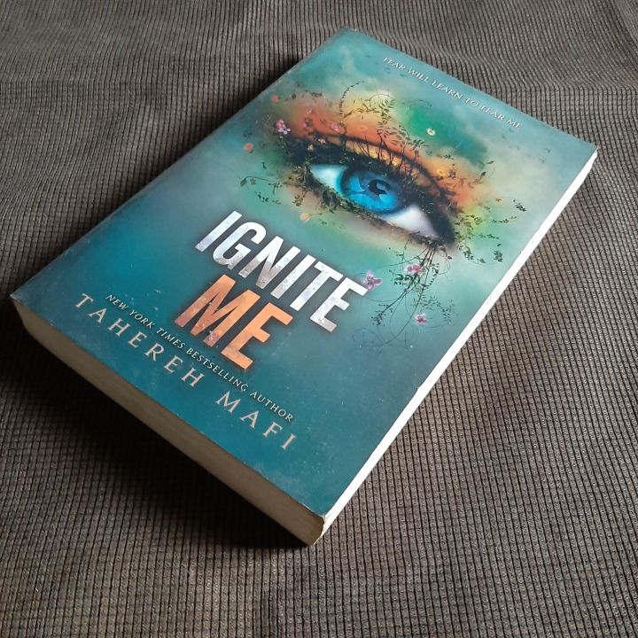 Ignite%20Me%20(Shatter%20Me%20#3)%20by%20Tahereh%20Mafi%20(Premium%20Paper%20and%20Matte%20Covers)%20-%20Image%203