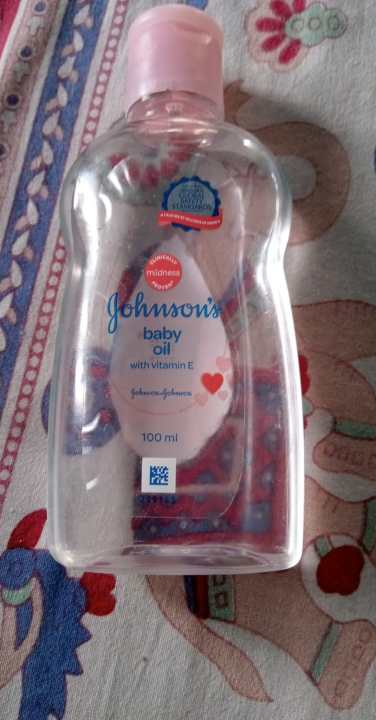 Johnson's%20Baby%20Oil%20with%20Vitamin%20E%20100ml%20-%20Image%203
