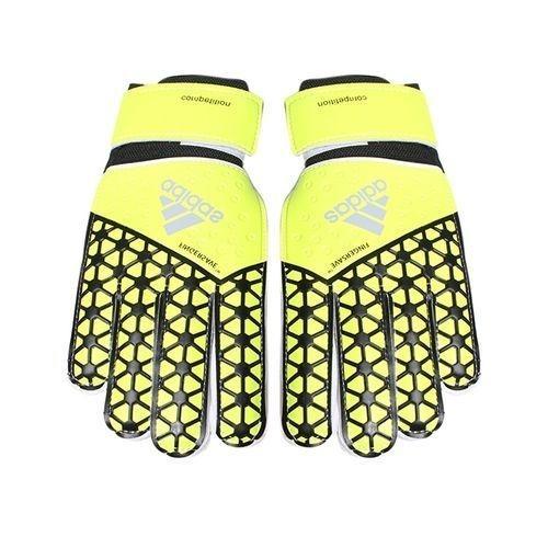 Football%20Hand%20Gloves%20-%20Enhance%20Your%20Grip%20And%20Protection%20With%20Yellow%20And%20Black%20Gloves%20For%20Footballers%20-%20Image%202