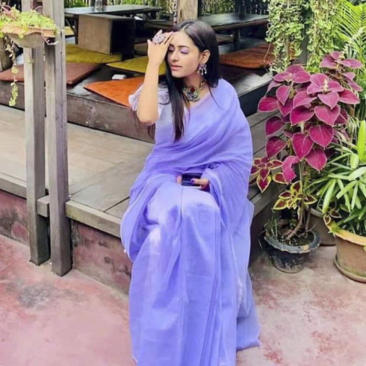 Lavender%20Colour%20Muslin%20Than%20Saree%20-%20A%20Stylish%20Blend%20for%20Any%20Season%20and%20Occasion%20-%20Image%202