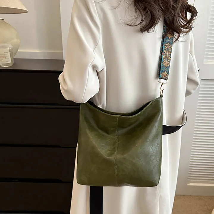 Fashionable%20and%20trendy%20wide%20strap%20PU%20shoulder%20sling%20bag%20high-capacity%20crossbody%20bag%20for%20women%20-%20Image%207