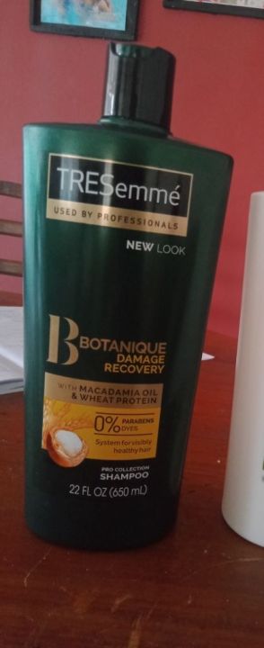 TRESemme%20Botanique%20Nourish%20&%20Replenish%20Shampoo%20With%20Coconut%20Oil%20&%20Aloe%20Vera,%20700%20ml%20(Made%20in%20UAE)%20-%20Image%203