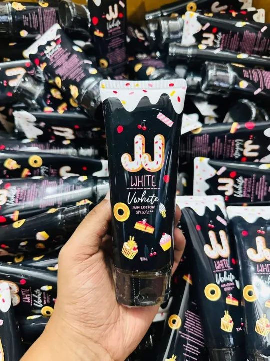 JJ%20White%20Sunscreen%20%E2%80%93%20Waterproof,%20Whitening%20&%20Glowing%20in%20One%20Lotion!%20-%20Image%205
