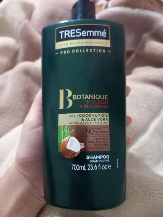 TRESemme Botanique Nourish & Replenish Shampoo With Coconut Oil & Aloe Vera, 700 ml (Made in UAE)