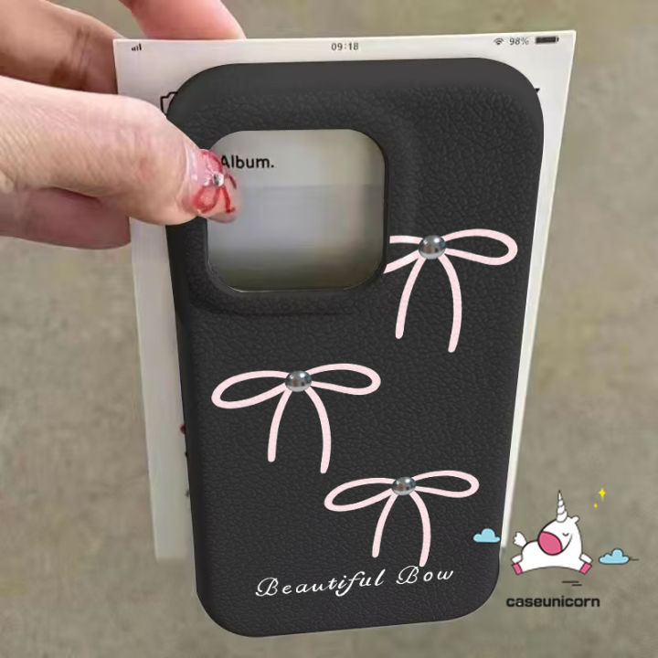 Cartoon%20Simple%20Bow%20Cute%20Bow%20Knot%20English%20Trendy%20Brand%20Case%20Compatible%20for%20IPhone%2011%2014%2016%2012%2015%2013%20Pro%20Max%2016%2014%2015%20Plus%2016Plus%20Candy%20Color%20Luxury%20Skin%20Feel%20Leather%20Texture%20Case%20-%20Image%202