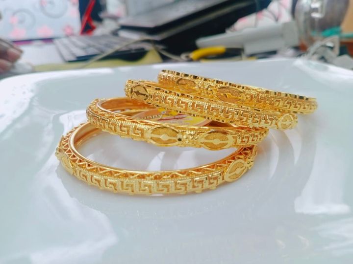 Golden%20Plated%20Bangles%20Or%20Curi%20for%20Womenn%204%20Pcs%20Set.%20Golden%20Hater%20Bala%20Party%20Bangles%20For%20Women%20&%20Girls%20gift.%20C:A60%20-%20Image%203