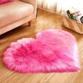 Fluffy Heart Shape Faux Fur Rug for Kids Bedroom and Home Decor, Soft Washable Sheepskin Carpet, 40x50cm, White, Pink, Red. 