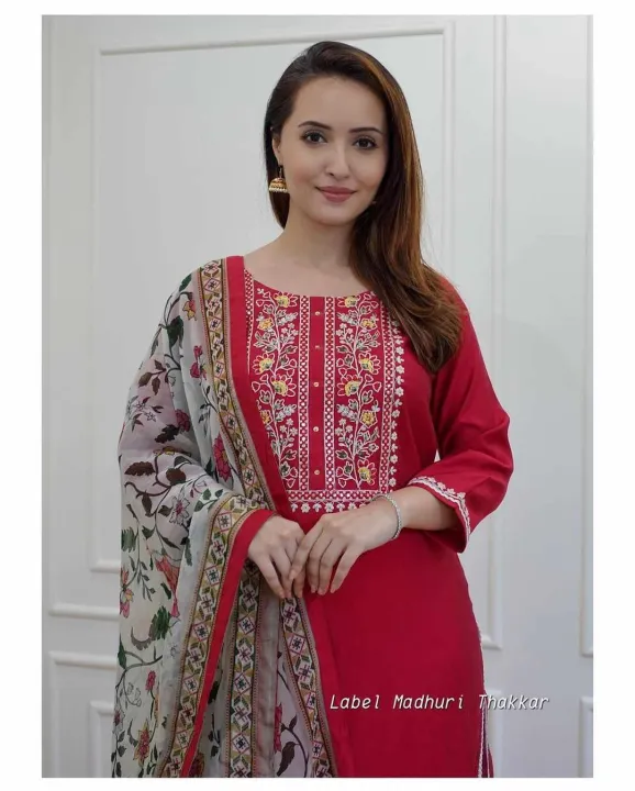 Exclusive%203-Piece%20VIP%20Linen%20Embroidery%20Set%20for%20Women,%20Traditional%20Design%20-%20Image%205