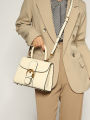 The new Delvo horseshoe buckle wax thread versatile one-shoulder crossbody saddle bag retro Kelly women's bag has a sense of luxury and simplicity.