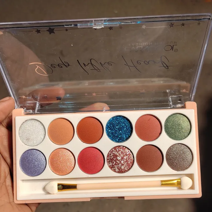 12%20Color%20Eyeshadow%20Pallets%20-%20Image%204