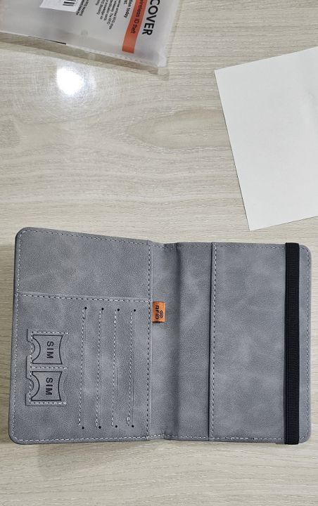 RFID%20Blocking%20Passport%20Holder%20Wallet%20-%20Image%204