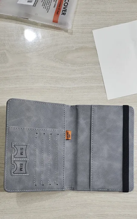 RFID%20Blocking%20Passport%20Holder%20Wallet%20-%20Image%204