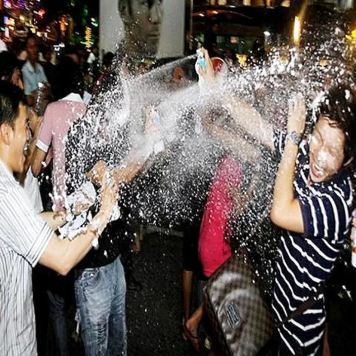 Party%20Spray%20Big%20Size%20540Ml/Gun%20Party%20Spary%20-%20Magic%20Stick%20-%20Image%208