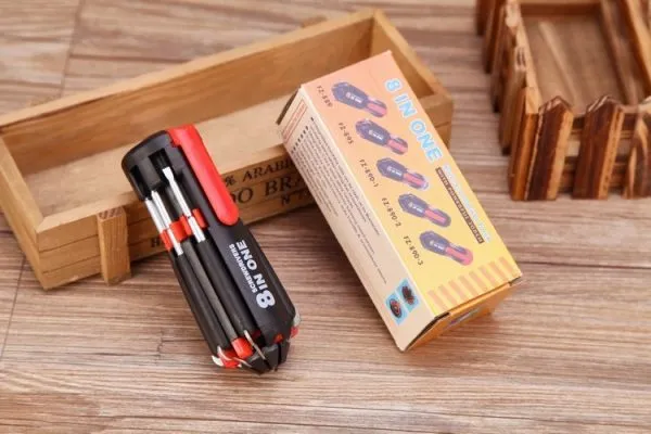 8%20In%201%20Multi%20Screwdriver%20With%20Powerful%20Torch%20-%20Image%203