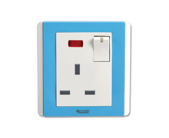 CLICK-IRISH-3%20PIN%20FLAT%20SOCKET%20WITH%20SWITCH,13A%20-%20Image%202