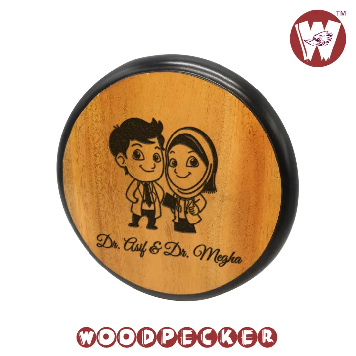 Wooden%20Door%20nameplate%208x8/10x10/12x12%20inch%20round%20customized%20engraved%20with%20Doctor%20couple%20cartoon%20%20&%20black%20border%20-%20Image%206
