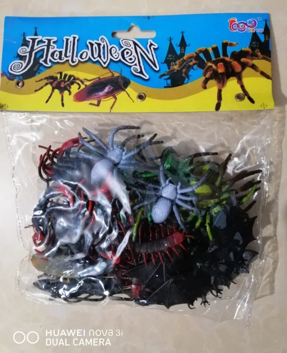 Plastic%20Realistic%20Bugs,%20Spider%20Bat%20Cockroach%20Insect%20Toys%20for%20Halloween%20Party%20(3+%20age)%20-%20Image%202