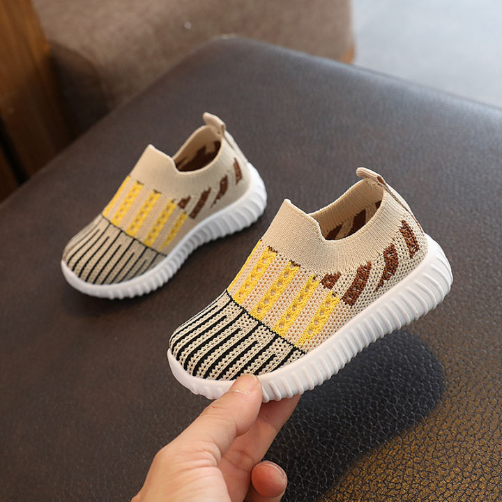 Spring%20and%20autumn%20style%20contrasting%20middle%20and%20large%20children's%20shoes,%20breathable%20student%20shoes,%20trendy%20casual%20shoes,%20striped%20boys,%20girls,%20flying%20knitting%20shoes%20-%20Image%203