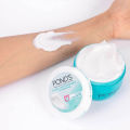 POND'S Light Moisturiser 25ml Non-Oily Fresh Feel For Soft Glowing Skin With Vitamin E & Glycerin. 