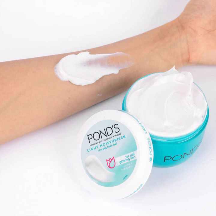 POND'S%20Light%20Moisturiser%2025ml%20Non-Oily%20Fresh%20Feel%20For%20Soft%20Glowing%20Skin%20With%20Vitamin%20E%20&%20Glycerin%20-%20Image%202