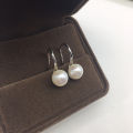 Internet celebrity Xiaohongshu recommends classic high heels, silver ear hooks, fashionable Korean version of strong light freshwater pearl earrings, earrings. 