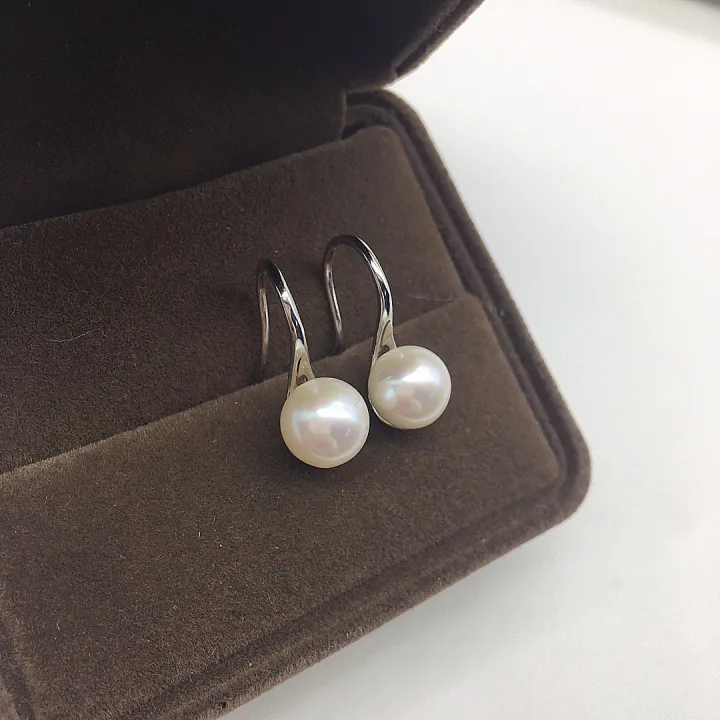 Internet%20celebrity%20Xiaohongshu%20recommends%20classic%20high%20heels,%20silver%20ear%20hooks,%20fashionable%20Korean%20version%20of%20strong%20light%20freshwater%20pearl%20earrings,%20earrings%20-%20Image%203