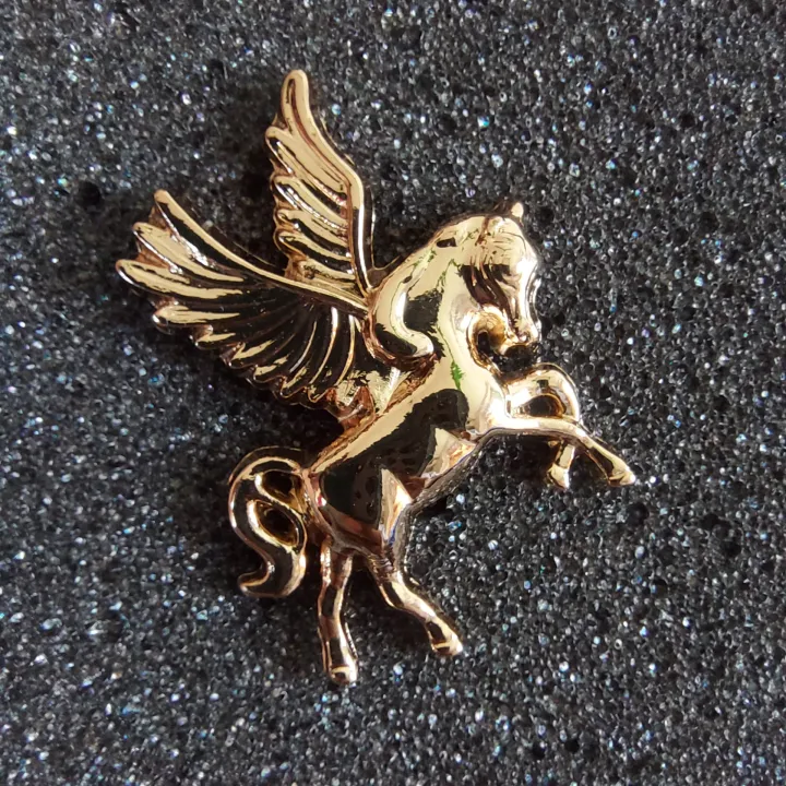 Pegasus%20mini%20brooch%20pin%20buckle%20golden%20for%20men%20women%20outfit%20accessories%20-%20Image%203