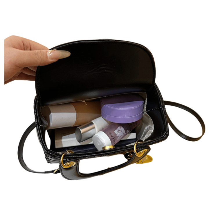 Luxury%20Dior-Inspired%20Shoulder%20Bag%20%E2%80%93%20Quilted%20PU%20Leather%20&%20Golden%20Accents%20-%20Image%207