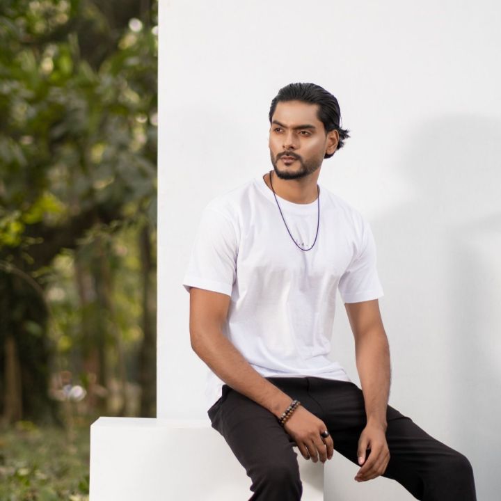 White%20Plain%20Regular%20Fit%20T-shirt%20-%20Image%202