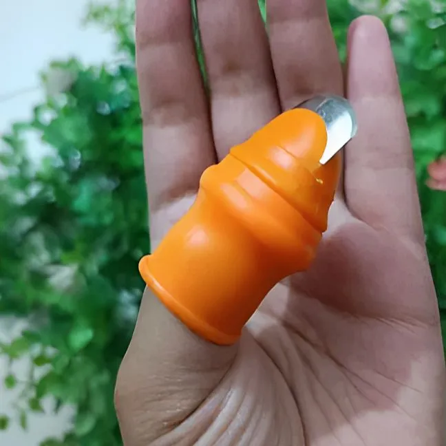 Silicone%20Thumb%20cutter%20+%205%20Pieces%20Finger%20Protector%20Cutting%20Gears%20Vegetable%20Picking%20Nipping%20Plant%20Leaf%20Scissors%20Garden%20Gloves%20-%20Image%204
