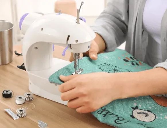 Mini%20Sewing%20Machine%20-%20Dual%20Speed%20Portable%20Mini%20Electric%20Pedal%20Double%20Threads%20Rewind%20Swing%20Machine%20-%20Image%203