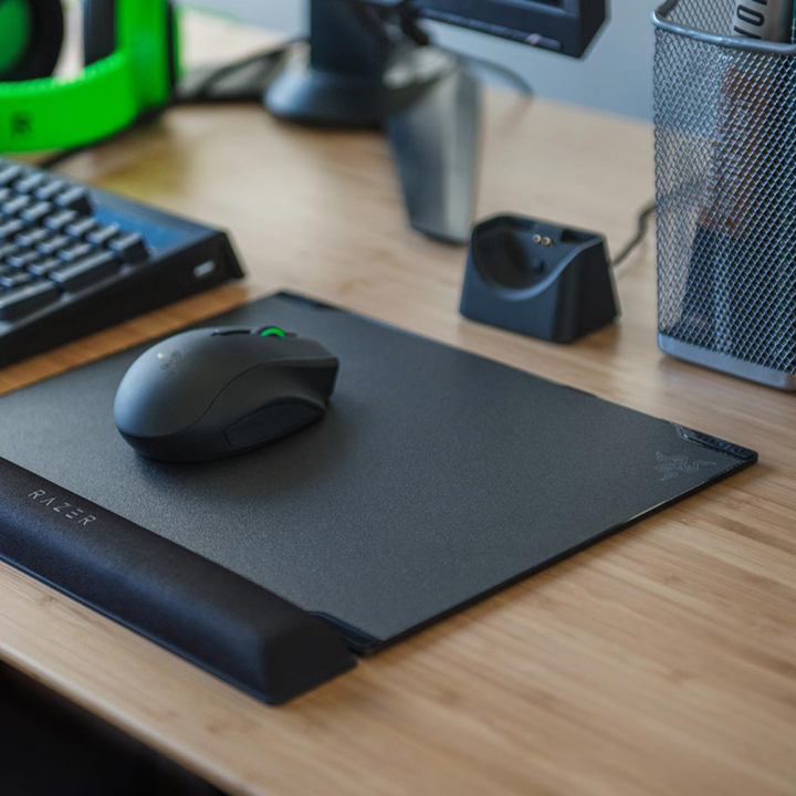 RAZER%20Vespula%20V2%20Mouse%20Mat%20Enhanced%20Surface%20Non-Slip%20Silicone%20Rubber%20Base%20With%20Wrist%20Rest%20-%20Image%209