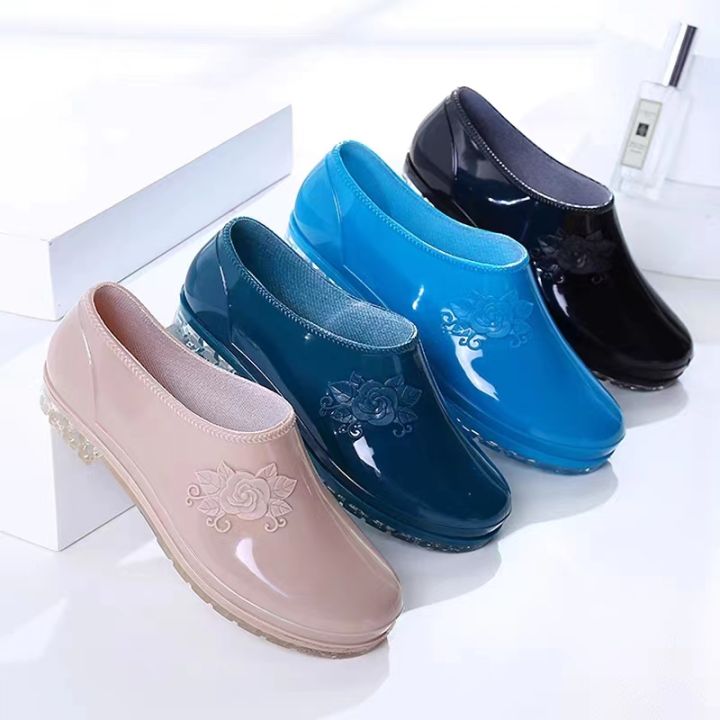 Low-Top%20Waterproof%20Shoes%20Shallow%20Mouth%20Rain%20Shoes%20Rain%20Boots%20Korean%20Floral%20Home%20Rubber%20Shoes%20Crystal%20Shoe%20Cover%20Women's%20Short%20Fashion%20-%20Image%203