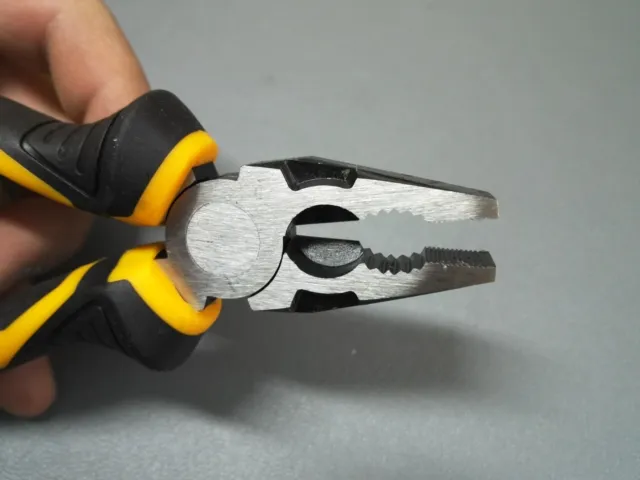 TOLSEN%20(%206"%20%7C%208"%20)%20Combination%20Pliers%20CrV,%20Black%20Finish,%20Industrial%20Grade,%20GRIPro%20Series,%20Available%20in%202%20Sizes%20(%206"%20%7C%208"%20),%20Model:%2010015%20%7C%2010017%20-%20Image%204