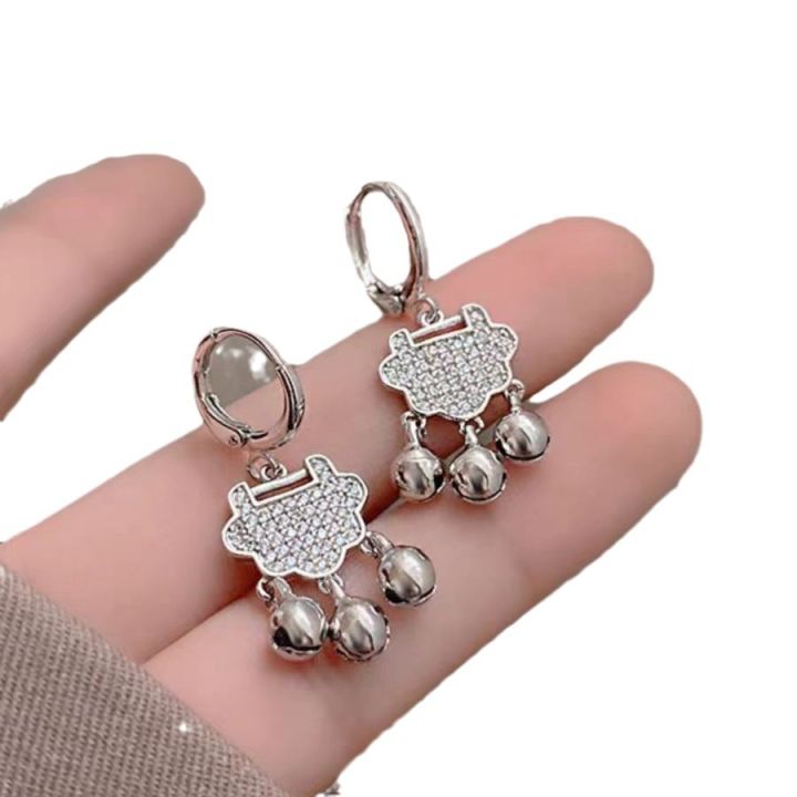 Sense%20of%20luxury,%20temperament,%20safety%20lock%20earrings,%20niche%20personality,%20bell%20earrings,%20fashion%20ear%20accessories%20wholesale%20-%20Image%205